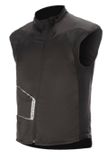 Alpinestars HT Heat Tech Weste, schwarze ärmellose beheizbare Motorrad-Basisschicht, hoher Kragen mit asymmetrischem, schrägem Frontreißverschluss, technische Textilkonstruktion mit weißem Alpinestars-Logo, Thermo-Unterschicht für Winter-Abenteuer und Straßentouren