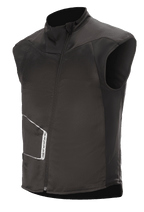 Alpinestars HT Heat Tech Weste, schwarze ärmellose beheizbare Motorrad-Basisschicht, hoher Kragen mit asymmetrischem, schrägem Frontreißverschluss, technische Textilkonstruktion mit weißem Alpinestars-Logo, Thermo-Unterschicht für Winter-Abenteuer und Straßentouren