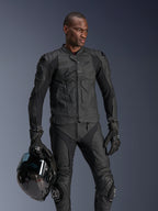 Alpinestars Dusk Airflow Lederjacke, Schwarz, getragen von einem männlichen Fahrer mit passender Lederhose und Handschuhen, hält einen schwarzen Helm, mit perforierten Lederbahnen und integrierten Protektoren für sportliches Motorradfahren