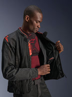 Alpinestars Viper Air V4 Jacke, Schwarz Rot Fluo, Motorradjacke mit Tech-Mesh-Einsätzen, männliches Model zeigt das wasserdichte Innenfach und das Innenfutter, mit Akzenten in fluoreszierendem Rot und Tech-Air® Ready-Branding.