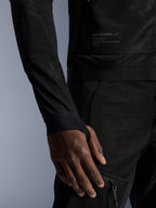 Alpinestars Troop-Air Jacke, Schwarz, Nahaufnahme der technischen Mesh-Konstruktion, Marken-Aufnäher mit technischem Text und Ärmel mit integrierter Daumenschlaufe, urbane Sommer-Motorradjacke mit High-Airflow-Design