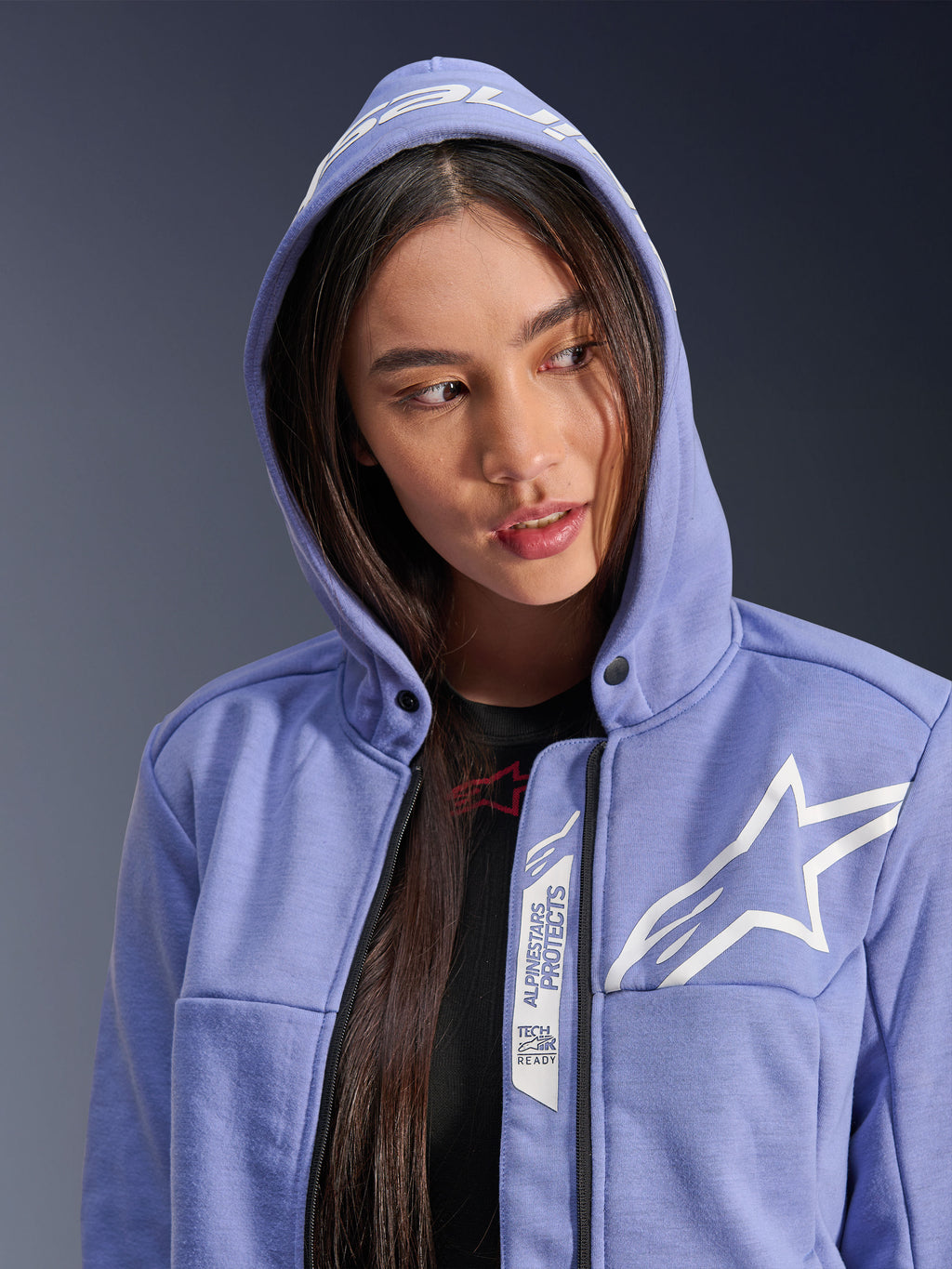 Alpinestars Stella Chrome V2 Sport Hoodie, Damen-Motorrad-Hoodie, Blau-Violett mit weißem Stern-Logo, mit „Alpinestars Protects“- und „Tech-Air Ready“-Branding am Reißverschluss, lässiges Urban-Design mit aufgesetzter Kapuze.