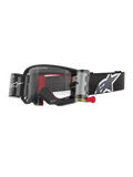 Alpinestars Supertech Corp Roll-Off Brille, schwarzer Rahmen mit klarer Linse, Wide Vision Roll-Off-System und roter Zuglasche, schwarzes Band mit großem grau-weißen Alpinestars-Logo, technische Motocross-Brille mit „One Goal. One Vision.“ Branding