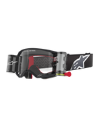 Alpinestars Supertech Corp Roll-Off Brille, schwarzer Rahmen mit klarer Linse, Wide Vision Roll-Off-System und roter Zuglasche, schwarzes Band mit großem grau-weißen Alpinestars-Logo, technische Motocross-Brille mit „One Goal. One Vision.“ Branding