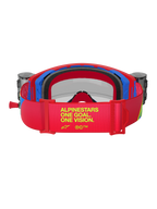 Alpinestars Supertech Corp Goggles, rote und blaue Motocross-Brille, Rückansicht mit rotem verstellbarem Band, gelbem „ALPINESTARS ONE GOAL. ONE VISION.“-Branding, integrierten Roll-off-Behältern und schwarzem mehrlagigem Gesichtsschaum.