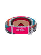 Alpinestars Supertech Stream Schutzbrille, Rückansicht mit breitem pinkfarbenem und grauem Band, 'ALPINESTARS ONE GOAL. ONE VISION.' Schriftzug, mehrfarbiger Rahmen in Orange und Blau, 3D-geformter Gesichtsschaum, professionelle Motocross- und Offroad-Schutzbrille