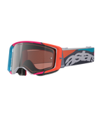 Alpinestars Supertech Stream Schutzbrille, grauer Rahmen mit leuchtend roten und blauen Akzenten, Multi Mirror Silver Glas, dicke Schaumstoffpolsterung, verstellbares Band mit markantem weißem 'astars' Branding und bunten geometrischen Mustern, professioneller Motocross-Augenschutz