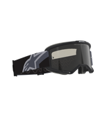 Alpinestars Vision Sand Goggles, Motocross- und Offroad-Brille, Schwarz und Grau mit Dark Smoke-Linse, breites gewebtes Band mit einem großen grauen Stern-Logo, mattschwarzer Rahmen mit RAM-AIR-Belüftung und mehrschichtigem Gesichtsschaum für Schutz bei Wüstenfahrten.