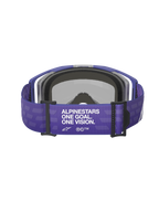 Alpinestars Vision 8 Corp Goggles, Lila, Rückansicht mit breitem lila Band und weißem „ALPINESTARS ONE GOAL. ONE VISION.“ Schriftzug, schwarzer Hardware und grauem Gesichtsschaum, Motocross-Rennbrille