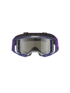Alpinestars Vision 8 Corp Goggles, Motocross-Schutzbrille mit lila Rahmen und hellgrau verspiegelter silberner Scheibe, leichte A-FLEX-Konstruktion, RAM-AIR-Belüftung, „ONE GOAL. ONE VISION.“-Branding auf der Scheibe, lila Brillenband, professioneller Offroad-Augenschutz