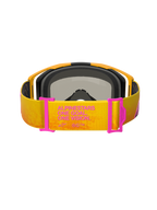 Alpinestars Vision 8 Corp Schutzbrille, Motocross-Brille, Orange und Gelb mit pinkfarbenen Akzenten, Rückansicht mit Fokus auf das Brillenband mit dem Text „ALPINESTARS ONE GOAL. ONE VISION.“, pinkfarbene Bandversteller, oranger Rahmen mit schwarzer Schaumstoffpolsterung