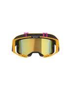 Alpinestars Vision 8 Corp Brille, Motocross-Brille, Orange Yellow Pink Mirror Gold, Vorderansicht mit gold verspiegeltem Brillenglas mit dem Schriftzug 'ONE GOAL. ONE VISION.', leuchtend oranger Rahmen und schwarzes Brillenband mit pinkfarbenen Clips und Wellenlinien-Muster.