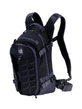 Alpinestars AT-15 Rucksack, technischer Motorrad-Rucksack, Schwarz und Dunkelgrau, mit robustem MOLLE-Panel an der Vorderseite, verstellbaren Kompressionsriemen, gepolsterten Schultergurten mit magnetischem Brustverschluss und All Terra Logo, konzipiert für Adventure- und Offroad-Fahrten