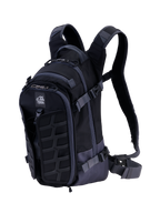 Alpinestars AT-15 Rucksack, technischer Motorrad-Rucksack, Schwarz und Dunkelgrau, mit robustem MOLLE-Panel an der Vorderseite, verstellbaren Kompressionsriemen, gepolsterten Schultergurten mit magnetischem Brustverschluss und All Terra Logo, konzipiert für Adventure- und Offroad-Fahrten