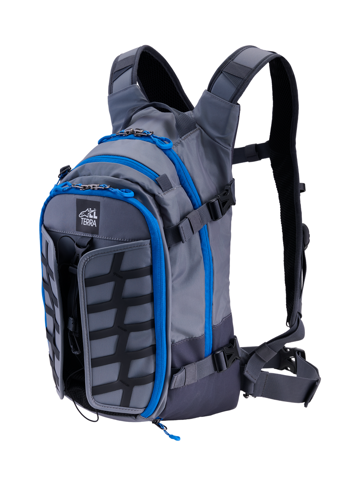 Alpinestars AT-15 Rucksack, Adventure-Motorradrucksack, Dunkelgrau und Tiefgrau mit leuchtend blauen Reißverschluss-Details, Schrägansicht von vorne mit dem „ALL TERRA“-Logo, erweiterbarem Frontpanel und technischem ergonomischem Gurtsystem.
