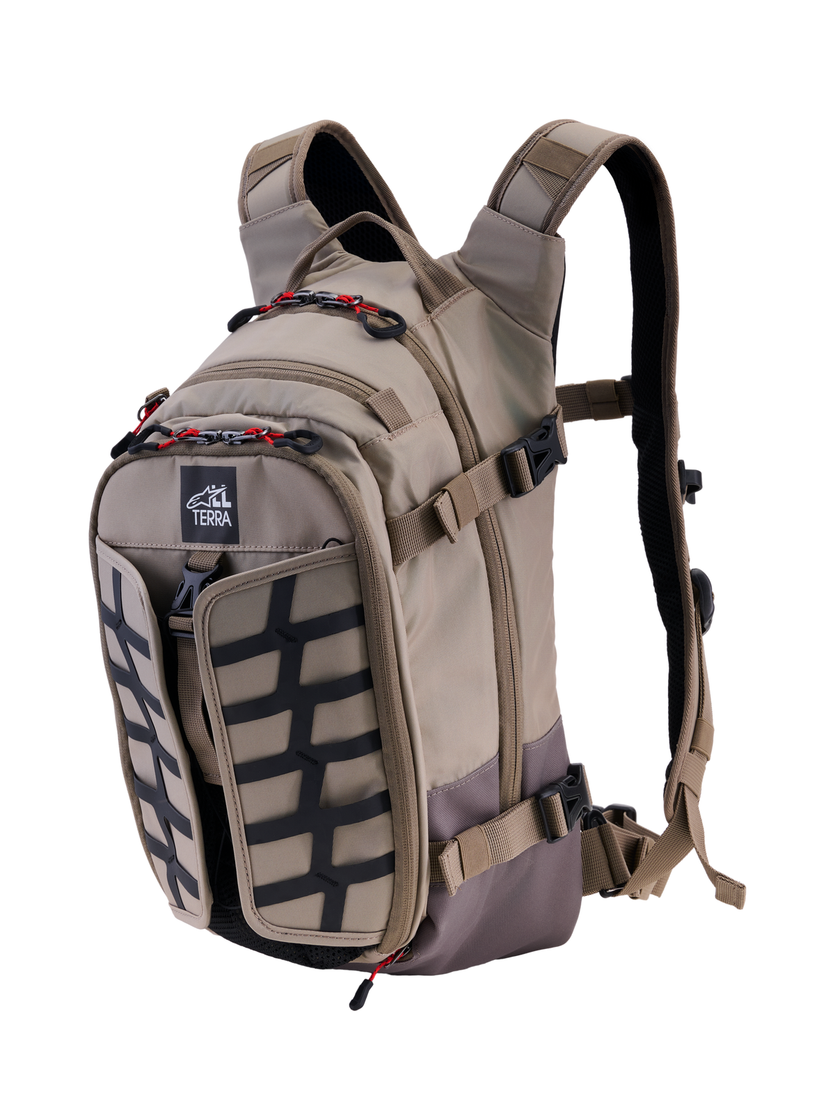 Alpinestars AT-15 Rucksack, Aluminum Walnut, erweiterbarer 15L Abenteuer-Motorradrucksack, 3/4-Frontansicht mit All-Terra-Logo, schwarzes Gitterelement, rote Reißverschluss-Akzente und ergonomische Schultergurte, robustes Offroad-Design