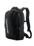 Alpinestars City Hunter V2 Rucksack, Schwarz mit weißen und roten Akzenten, urbaner Motorradrucksack, gepolsterte Mesh-Schultergurte, mehrere Reißverschlussfächer, vertikales weißes Branding und rote Logo-Details, ergonomisches Design für Fahrer