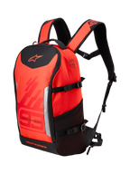 Alpinestars MM93 AMP3 Rucksack, Technischer Motorrad-Rucksack, Fluo-Rot und Hellrot mit schwarzen Akzenten, Marc Marquez 93 Branding und Alpinestars-Logos, verstellbare Schultergurte, seitliche Netztasche und strukturiertes Textildesign.