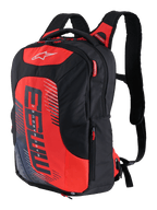 MM93 City Hunter V2 Rucksack, Schwarz und Rot, sportlicher Motorradrucksack mit ergonomisch gepolsterten Schultergurten, mehrere Fächer mit roten Reißverschlussschiebern, auffälliges rotes Frontpanel mit MM93-Logo und Marc Marquez Grafikelementen, strapazierfähiges Polygewebe, schlankes stromlinienförmiges Design