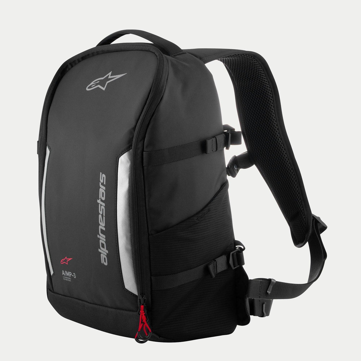 Alpinestars AMP3 Rucksack, schwarzer technischer Motorrad-Rucksack mit weißen Logos, silbernen reflektierenden Einsätzen, roten Reißverschluss-Zippern, verstellbaren seitlichen Kompressionsgurten und gepolsterten Mesh-Schultergurten.