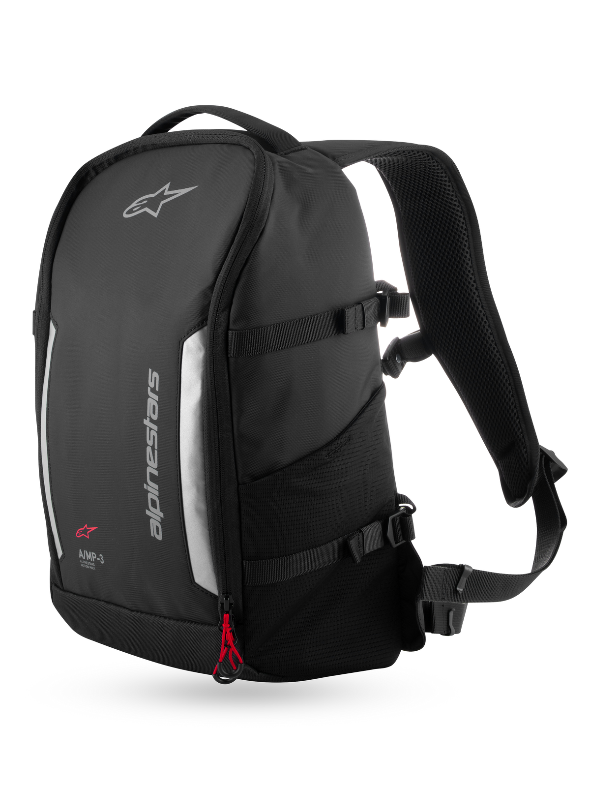 Alpinestars AMP3 Rucksack, 17-Liter-Motorradrucksack in Schwarz, Dreiviertel-Frontansicht mit silbernen reflektierenden Akzenten, Alpinestars-Branding, roter Reißverschlusskordel, seitlichen Kompressionsgurten und gepolstertem Mesh-Schultergurt.