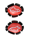 Alpinestars GP Tech Knieschleifer, Rot und Weiß, Motorrad-Rennsport-Knieschützer, großes weißes Stern-Logo auf glänzendem rotem Kunststoff, Schriftzug „ONE GOAL. ONE VISION.“ auf schwarzer, blütenblattförmiger Klett-Rückseite, Paar für links und rechts für den Einsatz auf der Rennstrecke.