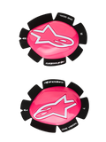 Alpinestars GP Plus Knieschleifer, Motorrad-Rennknieschleifer, Pink Fluo und Weiß, Set aus linkem und rechtem Schleifer, glänzende pinkfarbene Oberfläche mit weißen Stern-Logos, schwarze Rückseite mit „One Goal One Vision“-Schriftzug, langlebige Kunststoffkonstruktion für Rennstrecke und Straße