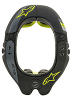 Alpinestars BNS Tech 2 Nackenstütze, Motocross-Nackenprotektor, Schwarz und Neongelb, Draufsicht auf den ovalen Rahmen mit gelben Stern-Logos, grauen Akzenten und „BNS“-Branding, entwickelt für Offroad-Sicherheit