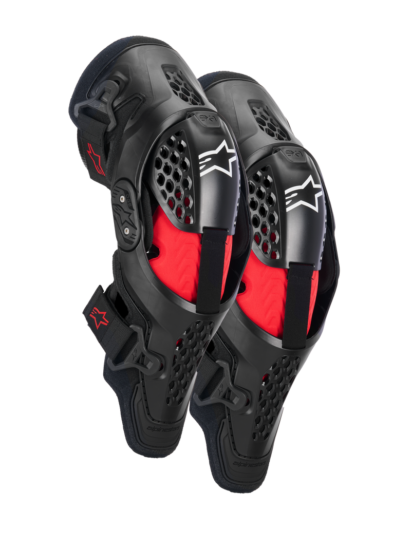 Alpinestars SX-1 Plasma Knieschützer, Motocross-Knieschutz, Schwarz und Rot, mit halbstarren belüfteten Rahmen, roter Innenpolsterung, weißen Alpinestars-Logos auf der Kniescheibe und einem Doppelscharnier-Design für Offroad-Performance