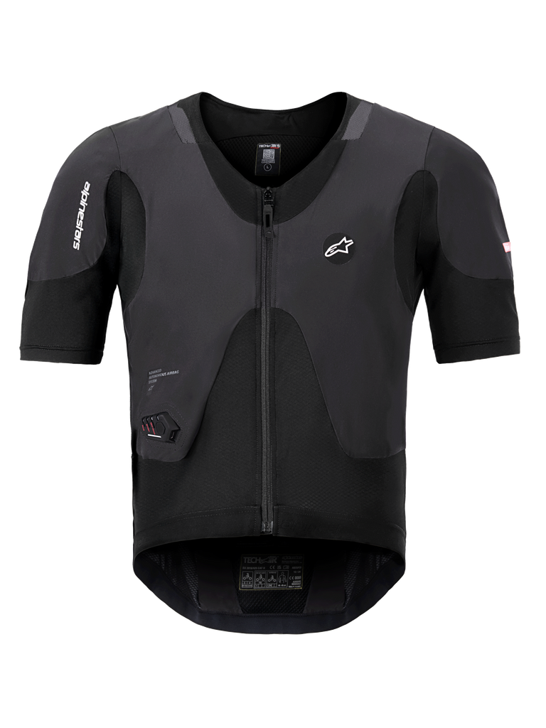 Alpinestars Tech-Air 5 Plasma System, schwarze Airbag-Weste, Vorderansicht mit kurzen Ärmeln und zentralem Reißverschluss, mit Alpinestars-Branding und integrierter LED-Statusanzeige, ultraschlanke Schutzunterbekleidung für Motorradsicherheit
