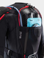 Alpinestars Tech-Air® Off-Road Airbag-System, Offroad-Motorrad-Airbagsystem, Rückansicht, Schwarz und Rot, mit integriertem Nucleon CELL Rückenprotektor und Trinkblasentasche