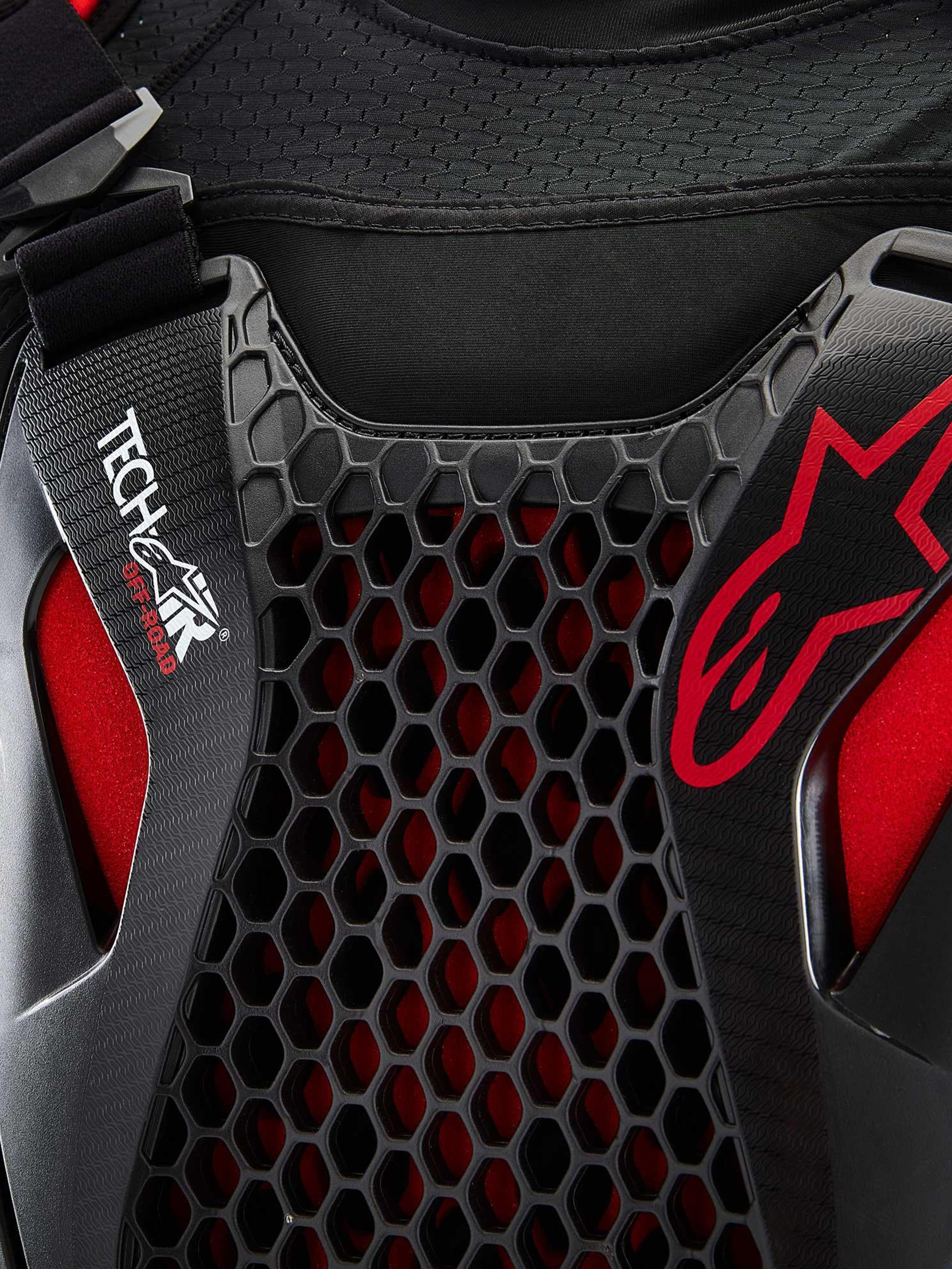 Alpinestars Tech-Air® Off-Road Airbag-System, Nahaufnahme des Offroad-Motorrad-Airbagsystems in Schwarz und Rot, mit Nucleon CELL Waben-Brustschutz, Tech-Air-Branding und atmungsaktivem Stretch-Mesh-Chassis