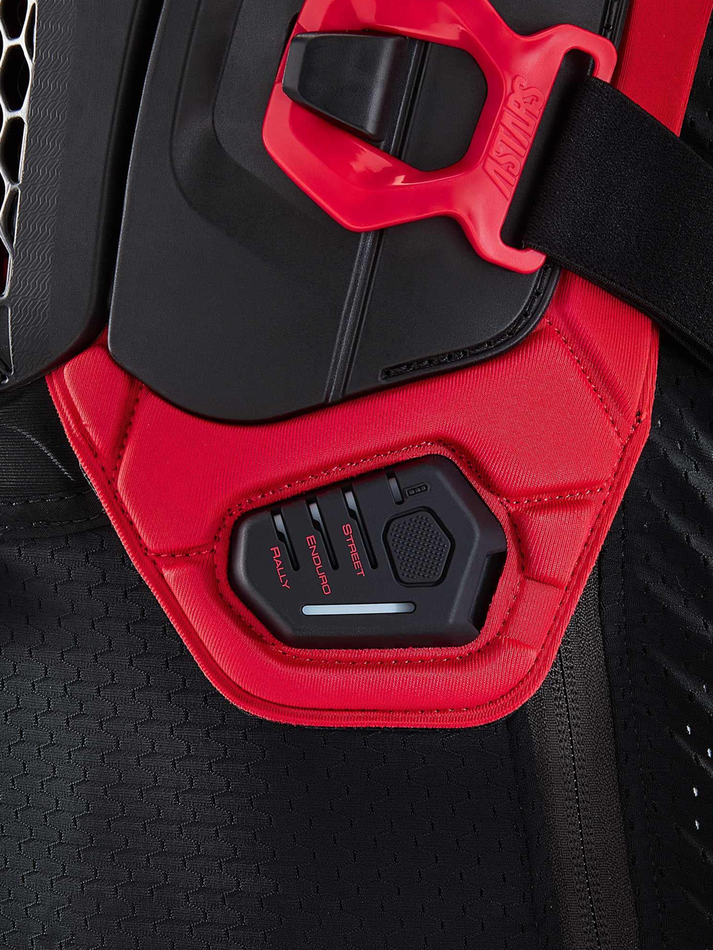 Alpinestars Tech-Air® Off-Road Airbag-System, Detailaufnahme der Steuereinheit mit den Fahrmodi RALLY, ENDURO und STREET, Schwarz und Rot, Textilkonstruktion