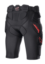 Alpinestars Bionic Pro Protektorenshorts, Motocross-Schutzhose, Schwarz und Rot, Rückansicht mit integrierter Hüft- und Oberschenkelpolsterung, atmungsaktive Mesh-Konstruktion, rotes Alpinestars-Logo und Branding, schützende Basisschicht für den Offroad-Einsatz