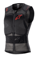 Alpinestars Nucleon Flex Pro Schutzweste, schwarze ärmellose Motorrad-Protektorenweste, perforiertes Mesh-Gewebe für Luftzirkulation, rotes Alpinestars-Logo auf der Brust und roter Schriftzug an den Schultern, verstellbarer elastischer Hüftgurt, Frontreißverschluss, CE Level 2 zertifizierter Rücken- und Brustschutz