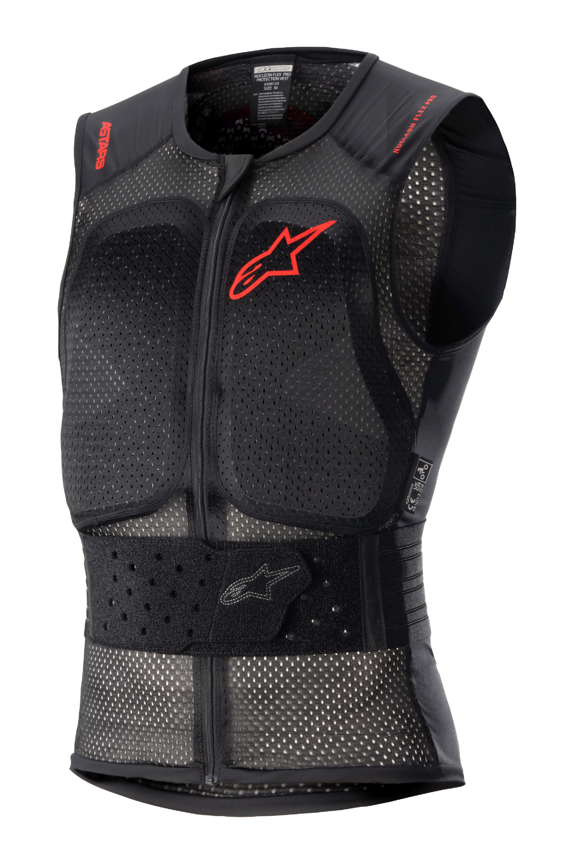 Alpinestars Nucleon Flex Pro Schutzweste, schwarze ärmellose Motorrad-Protektorenweste, perforiertes Mesh-Gewebe für Luftzirkulation, rotes Alpinestars-Logo auf der Brust und roter Schriftzug an den Schultern, verstellbarer elastischer Hüftgurt, Frontreißverschluss, CE Level 2 zertifizierter Rücken- und Brustschutz