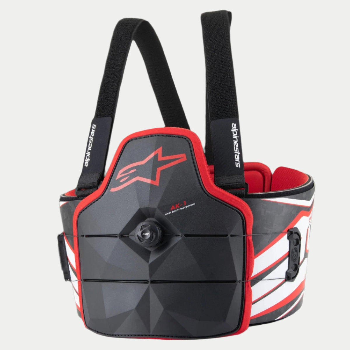 Alpinestars AK-1 Kart Körperschutz, Kart-Körperschutz, Schwarz, Weiß und Rot, mit einer facettierten schwarzen Brustplatte mit rotem Astar-Logo, Schnellschnürsystem mit Drehrad, Seitenpaneelen in Carbonfaser-Optik mit weißen und roten Streifen und verstellbaren schwarzen Schultergurten