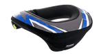 Alpinestars Youth Sequence Nackenrolle, Nackenprotektor, Schwarz, Anthrazit und Blau, ergonomisches Design mit verlängertem Heck für Stabilität, graue strukturierte Einsätze mit blau-weißen Grafikakzenten, weiches schwarzes Innenfutter, entwickelt für die Sicherheit von Jugendlichen beim Motocross und Kartsport