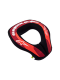 Alpinestars Sequence Jugend-Nackenprotektor, rot-schwarzer Motocross-Nackenschutz für Kinder mit weißen Logos.