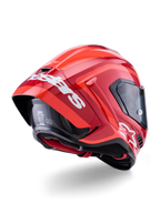Alpinestars Supertech R10 Arius Helm, Glänzendes Rot mit weißem Branding, rückwärtige Dreiviertel-Ansicht mit aerodynamischem Spoiler, Carbonfaser-Schalenkonstruktion und schlankem Rennprofil mit dunklem Visier