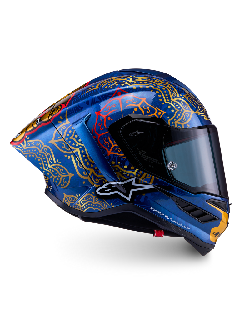 Alpinestars Supertech R10 Martinator Thai Helm, blaues Glanzcarbon mit goldenen Mandalas und Rennprofil.