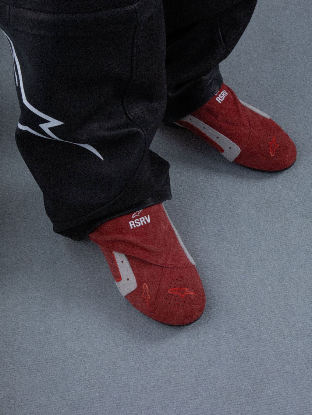 Alpinestars RSRV Starline Schuhe, Rote Lifestyle-Sneaker mit Weißen und Grauen Akzenten, RSRV-Logo, Premium-Freizeitschuhe, Weiche Textur