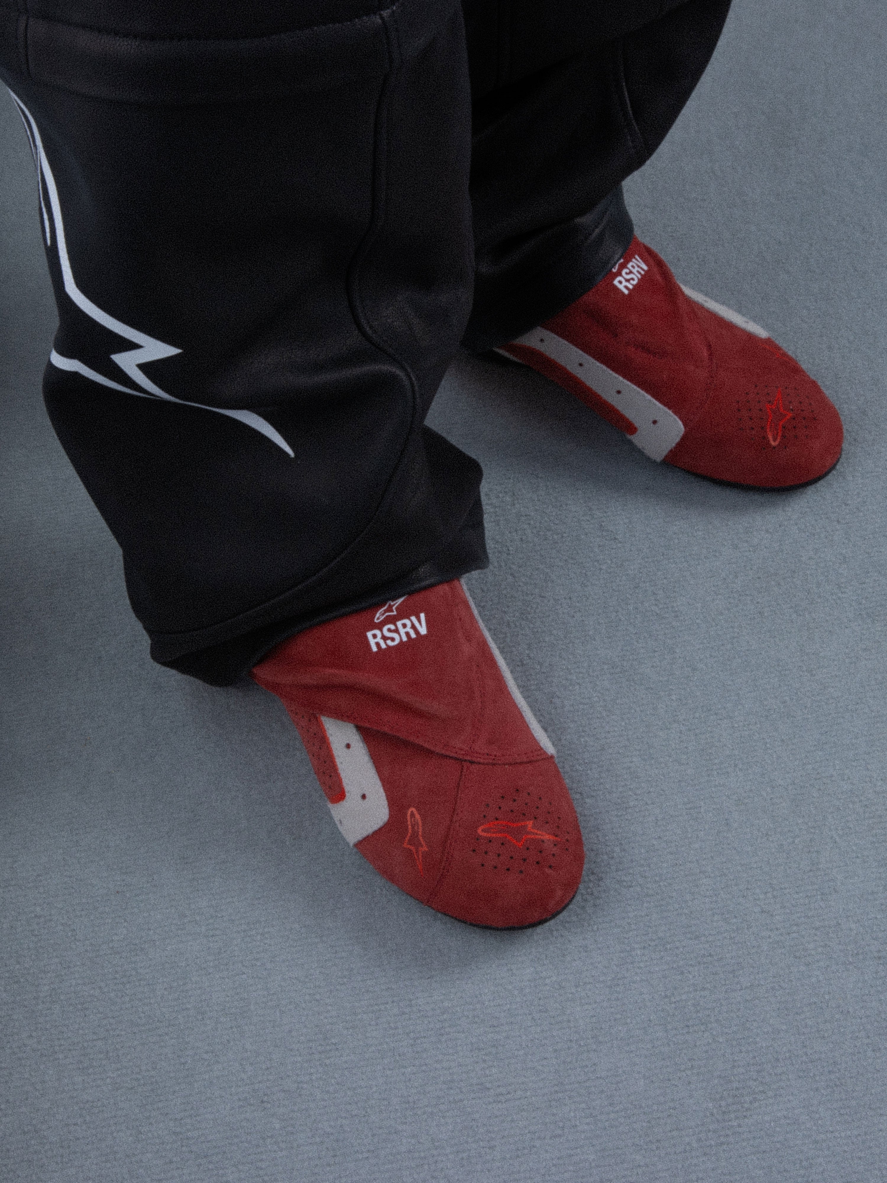 Alpinestars RSRV Starline Schuhe, Rote Lifestyle-Sneaker mit Weißen und Grauen Akzenten, RSRV-Logo, Premium-Freizeitschuhe, Weiche Textur