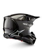 Alpinestars Supertech M10 Solid Helm ECE 22.06, schwarzer, glänzender Carbon-Motocrosshelm in Seitenansicht mit Belüftungsöffnungen und Helmschirm, ECE 22.06-zertifiziert