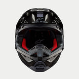 Alpinestars Supertech M10 Solid Helm, Motocross-Helm, Glänzend Schwarzes Carbon, Vorderansicht mit rotem Innenfutter, Carbonfaser-Schale und „ONE GOAL. ONE VISION.“ Slogan im Visierbereich