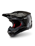 Alpinestars Supertech M10 Solid Helm ECE 22.06, glänzend schwarzer Carbon-Motocross-Helm mit Carbonfaserschale, Peak-Visier und rotem Innenfutter, Dreiviertelansicht.