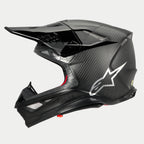 Alpinestars Supertech M10 Fame ECE 22.06 Helm, Seitenansicht, mattes und glänzendes Carbon-Finish in Schwarz, sichtbare Kohlefaserstruktur, silbernes Astars-Logo an der Seite, aerodynamisches Design mit integrierten Belüftungsöffnungen und schwarzem Visier