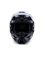 Alpinestars S-M3 Radium Helm, Motocross-Helm, Schwarz, Weiß und Grau glänzend, Vorderansicht, mit einem aggressiven Schalendesign, weißem Visier, schwarzem Kinnschutz und netzgefütterten Belüftungsöffnungen.