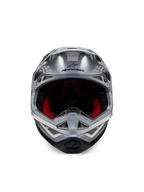 Alpinestars Supertech M10 Flood ECE 22.06 Helm, Motocross-Helm, Silber, Schwarz und Orange Fluo, Frontansicht mit aerodynamischer Schale, breiter Sichtöffnung mit roter Innenpolsterung, schwarzem Alpinestars-Logo und belüftetem Kinnbügel für den Offroad-Rennsport