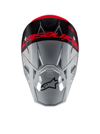 Alpinestars Supertech M10 Flood ECE 22.06 Helm, Motocross-Helm, Silber und Schwarz mit Leuchtorange, Ansicht von oben zeigt markantes Branding auf der Oberseite, schwarzes Astars-Logo auf dem Visier, stromlinienförmiges aerodynamisches Profil mit Belüftungsöffnungen, matte und glänzende Texturen.